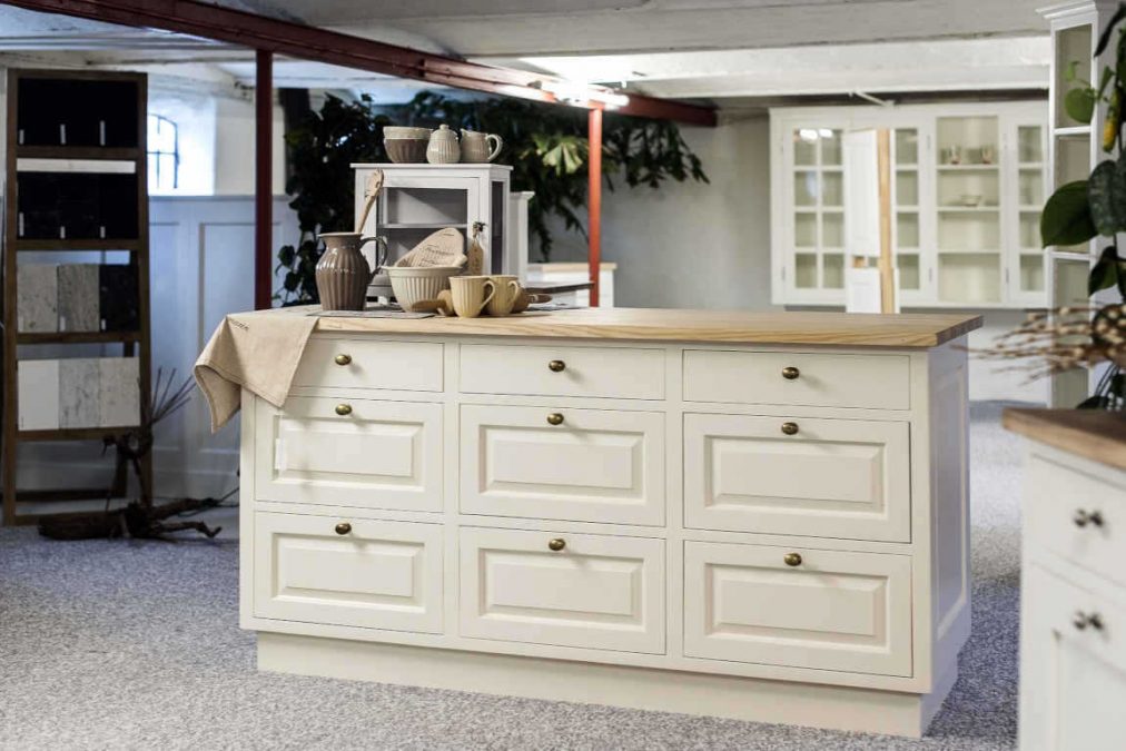 traditional fitted kitchen unit